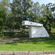 Пушка, установленная в честь советских воинов-освободителей